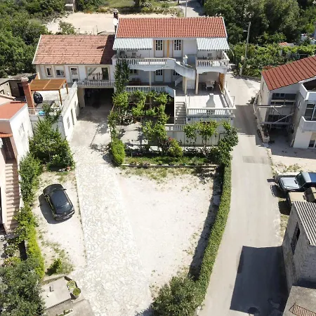 Rasin Apartments Apartment